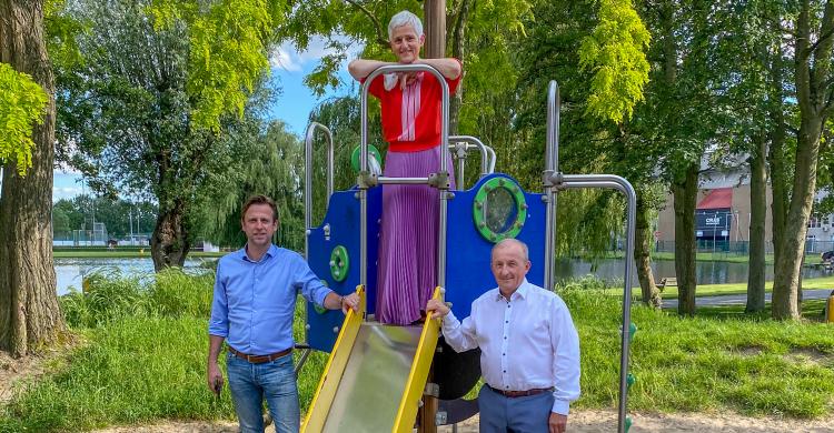 afbeelding kinderarts en stadsbestuur bij voorstelling programma